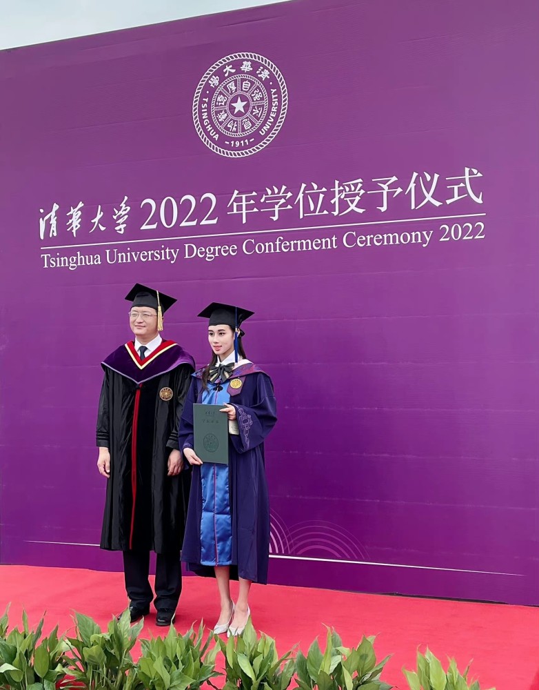赌王小女儿清华硕士毕业穿学士服气质似校花何猷君赞妹妹学霸