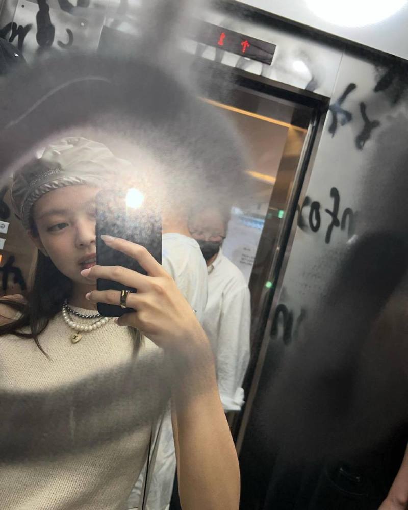 jennie摆出各种姿势,手拿可爱猫咪的钥匙圈,笑容灿烂,散发着可爱的