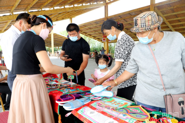 游客们正在挑选工艺品(央广网发 博湖县融媒体中心 供图)来自库尔勒市