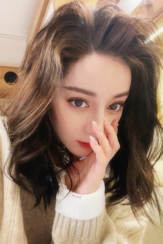 迪丽热巴晒自拍存货暖色系针织衫慵懒随性卷发精致又温暖
