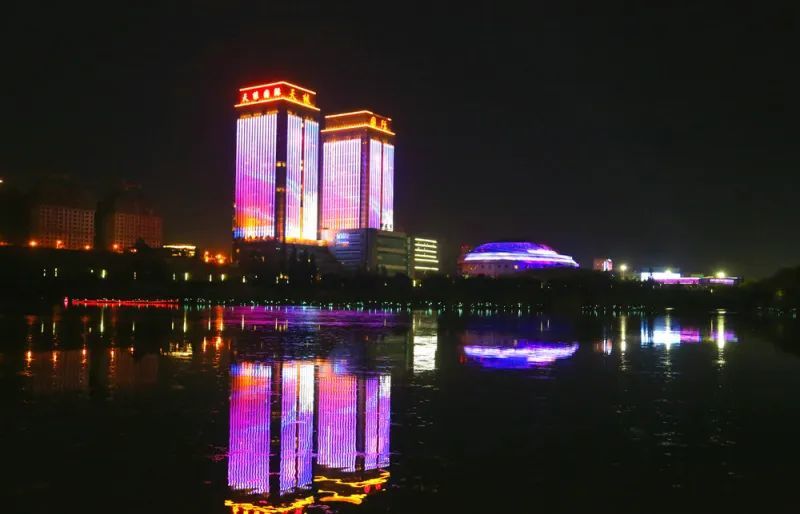 街里欢乐多和爸爸一起表演的小乐手尽兴而归来源/伊宁市融媒体中心