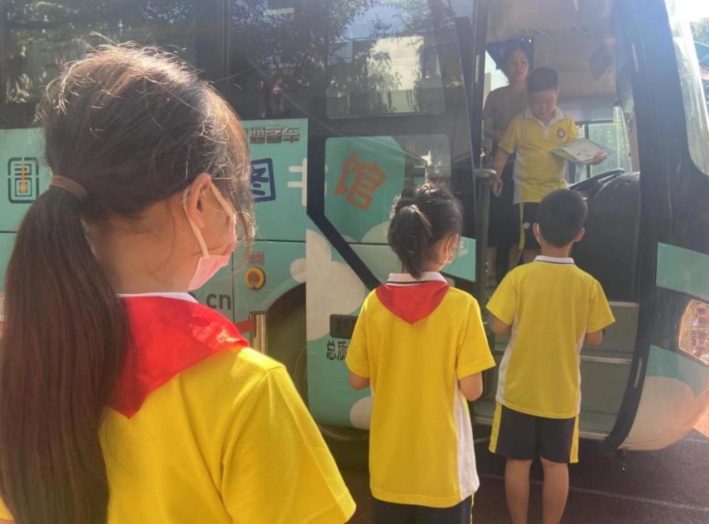 流动图书大巴驶入长沙新开铺小学校园