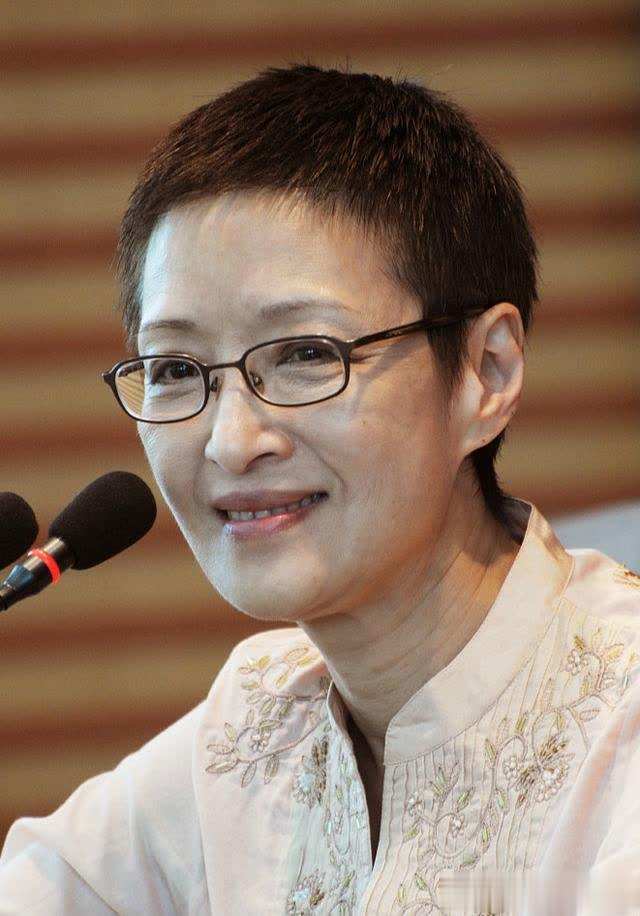 68岁的胡因梦剪"男人头"发型,也不失知性魅力,这2点很关键插图7