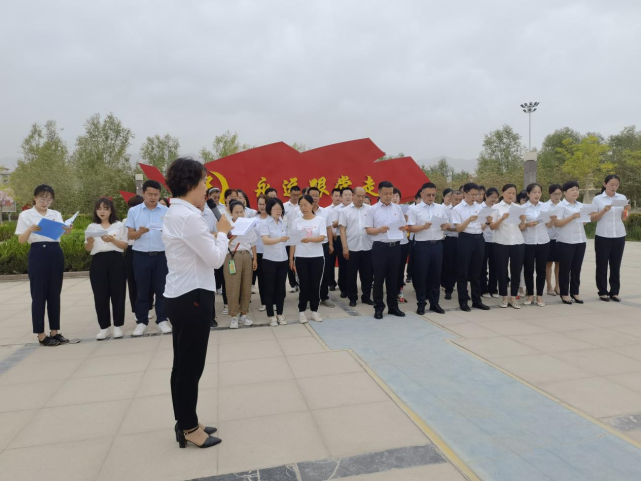 黨員們參觀了鐵門關市革命歷史紀念館,學習了