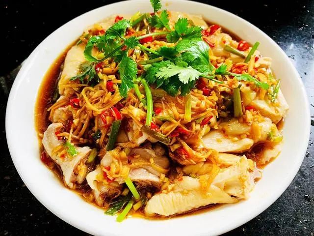 凉拌鸡怎么才好吃?做好这4步,鸡肉软嫩鲜香,麻辣入味!_腾讯新闻