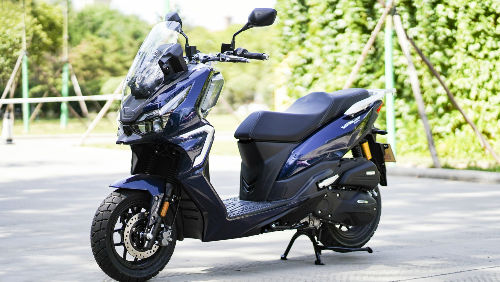 作为adv150踏板的平踏版本,vrc150相对来说更加新颖,平踏板的亲和力会