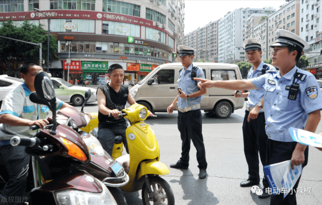 四輪車上路,例如:山東聊城陽穀就明確了:無證駕駛無牌電動三輪車被罰