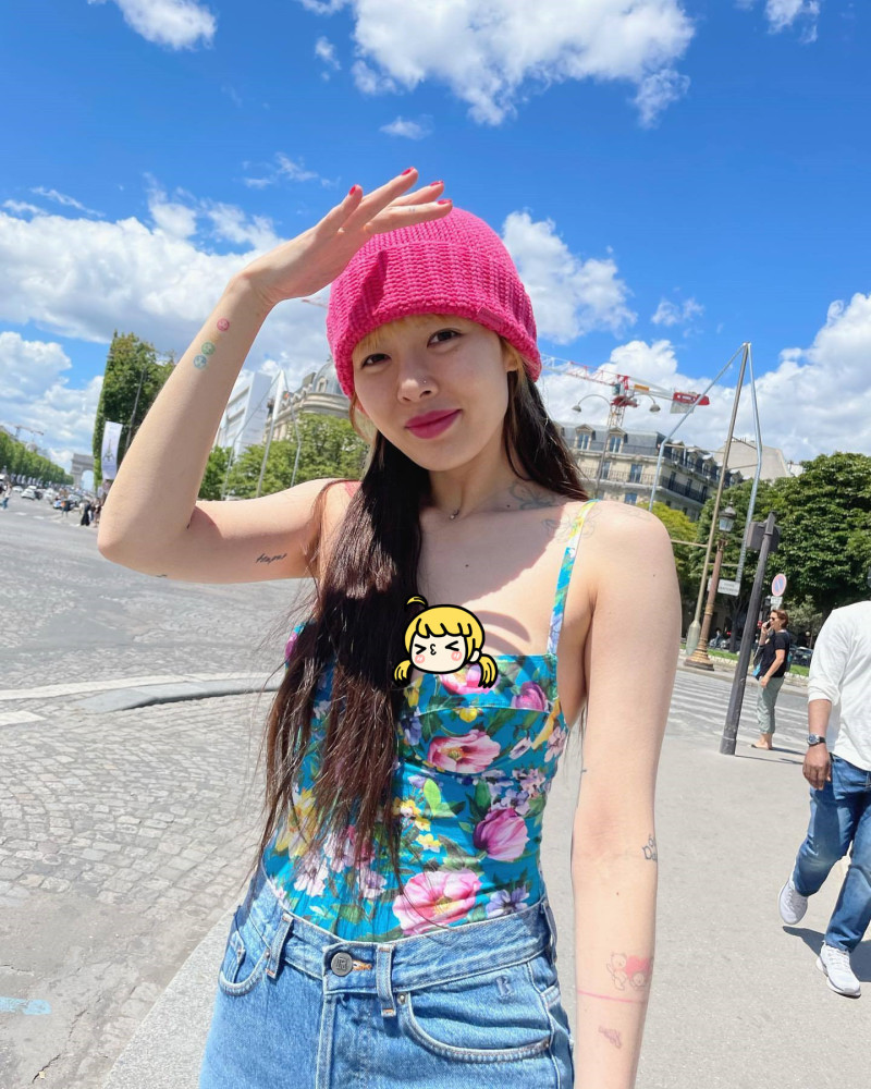 泫雅,巴黎夏日烈日下的"针织帽"时尚,秀出丰盈的身材_腾讯新闻