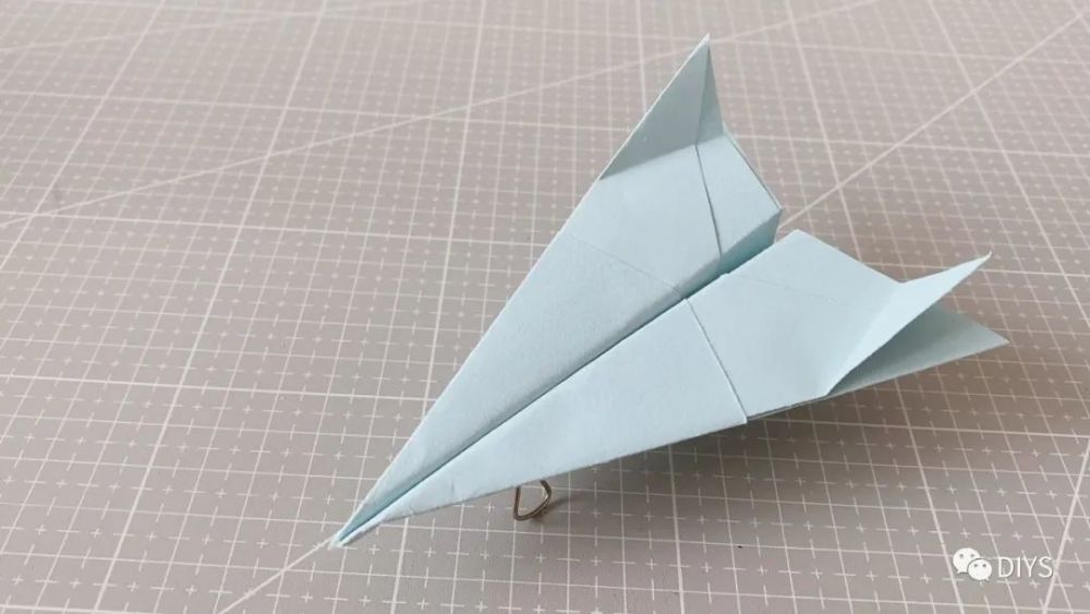 "手工折纸"一架简单的三角形纸飞机!_腾讯新闻