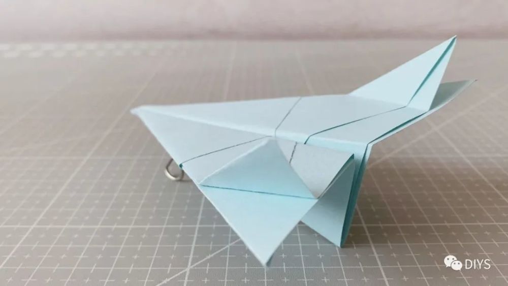"手工折纸"一架简单的三角形纸飞机!_腾讯新闻