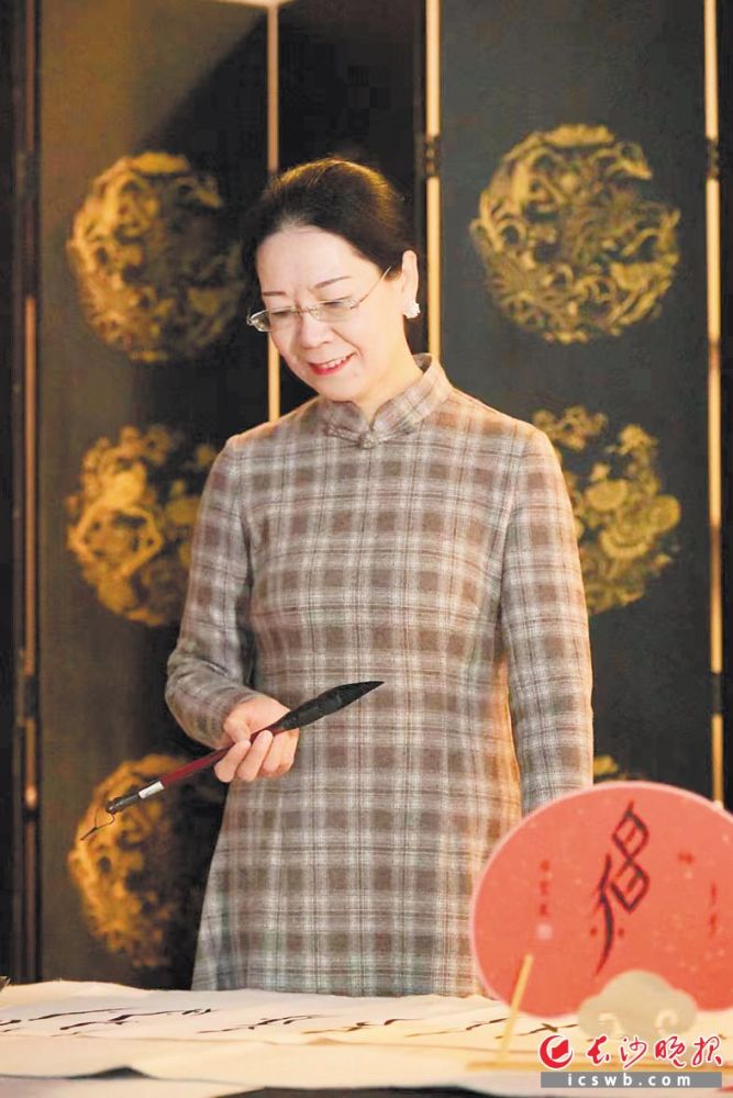 女书一下笔，韵味自然来！非遗跨界赋予女书艺术新的生命力_腾讯新闻