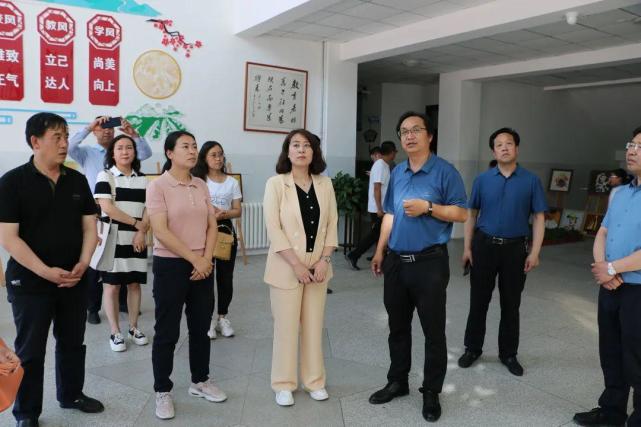 区教育局相关领导,股室负责人,学区主任,中小学校长和幼儿园园长一行