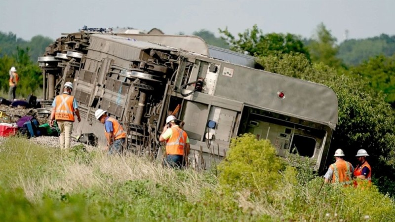 美国密苏里州列车撞卡车脱轨，已致至少50人伤亡！详情公布