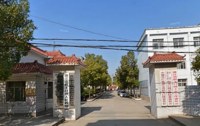 潜江市西北,东与广华街道相邻,东南与沙洋二农场接壤,南,西南与浩口镇