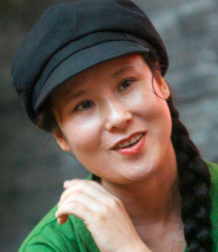 年轻,不会超过30岁,而且五官清秀,气质出众,并不像唐鉴军的老婆王小华