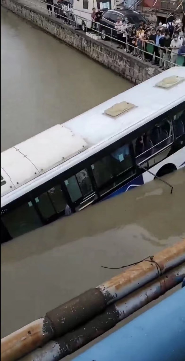 上海一公交车坠河,司机已被救出,乘客:驾驶员昏迷前曾让乘客下车