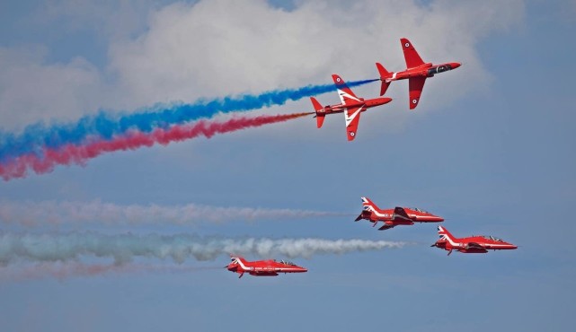 组图:"红箭"飞行表演队在武装部队日进行飞行表演!|飞行表演|武装部队