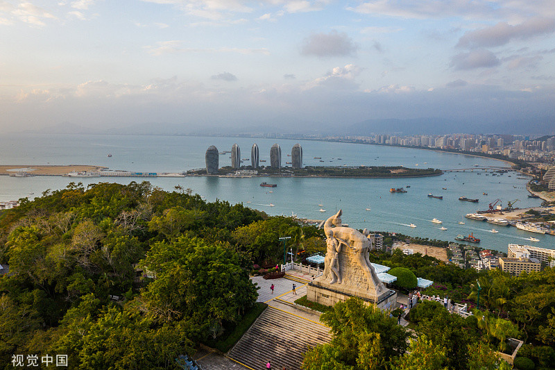 坐落于三亚市西南端鹿回头半岛内,景区三面环海,一面毗邻三亚市区,是