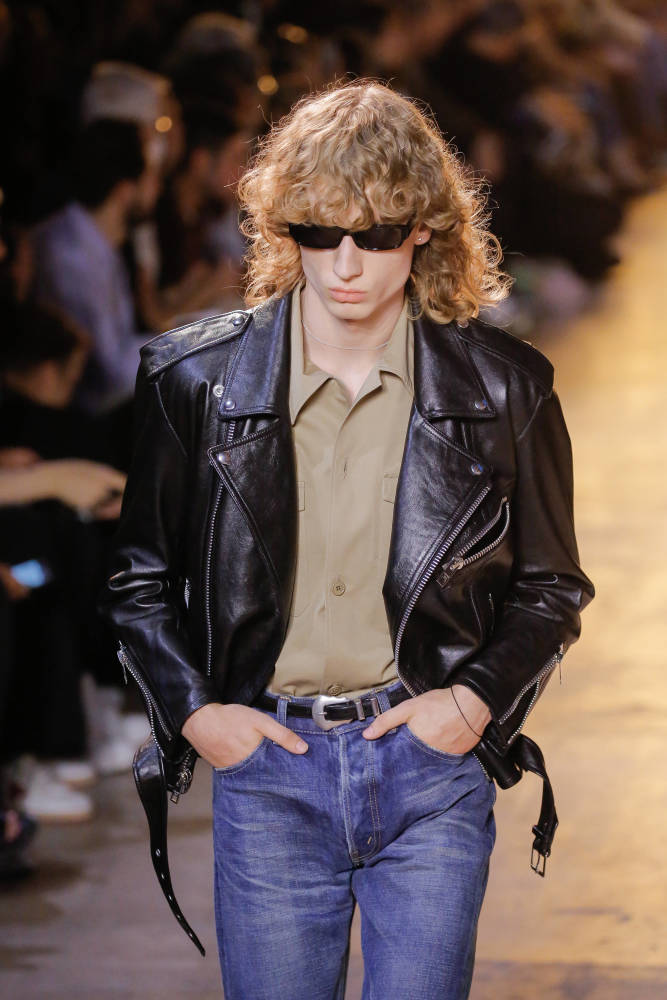 新华社/西霸6月26日,模特在法国巴黎男装周展示celine品牌2023春夏