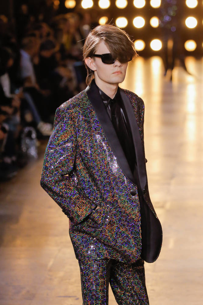 新华社/西霸6月26日,模特在法国巴黎男装周展示celine品牌2023春夏