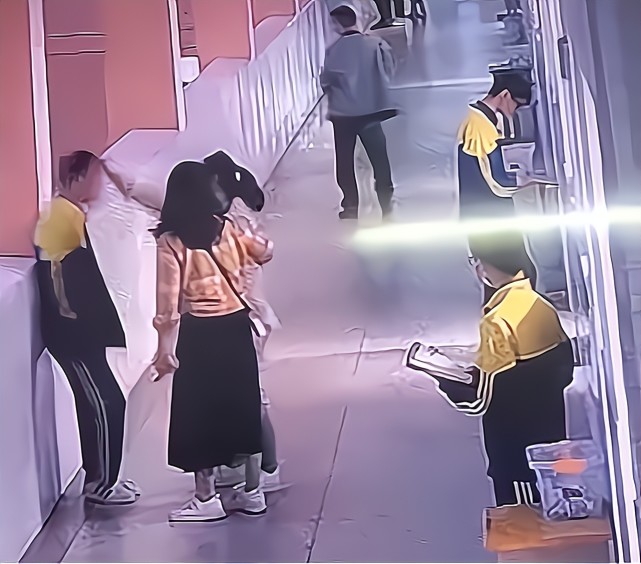 2020年:武汉14岁学生被母亲当众扇耳光坠亡,一年后母亲自责轻生