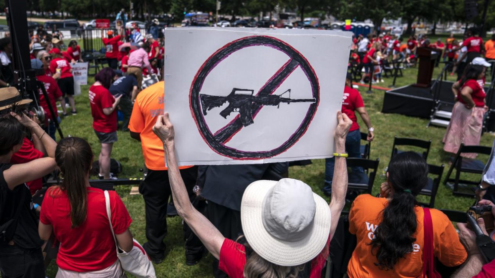 第二,很多美国人认为,怎么能够有效控制非法枪支比禁枪更重要.