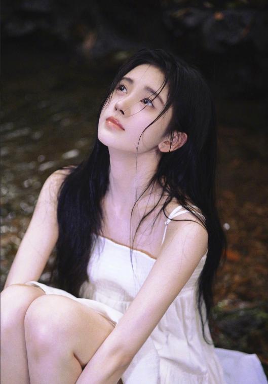 四千年美女鞠婧祎光脚拍照!站在石头上不怕脏,一双细腿堪比筷子