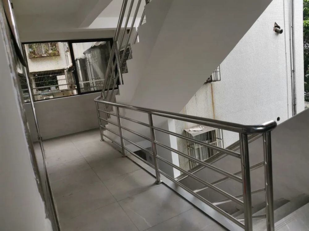 两个月这一老旧楼道变身美丽楼道