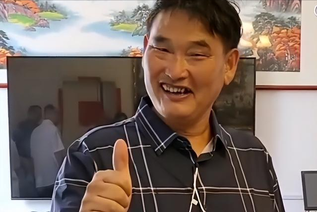 在后来流传出的试衣服视频中,可以看到大衣哥笑的合不拢,直夸衣服买的