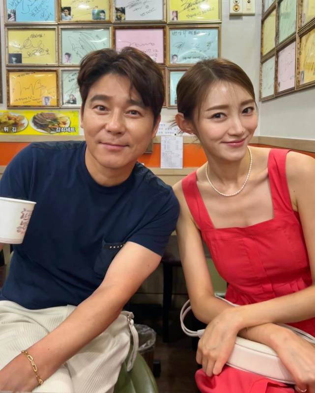 公开的照片中,任昌丁和徐夏妍并排坐在一起,轻松微