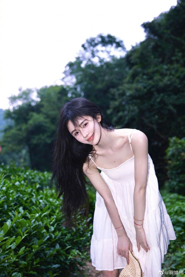 四千年美女鞠婧祎夏日清凉写真上线一袭白裙清纯又可爱