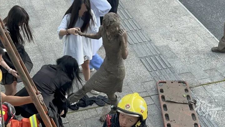 年轻女孩被困滩涂成"泥娃",民警消防火速救援_腾讯新闻