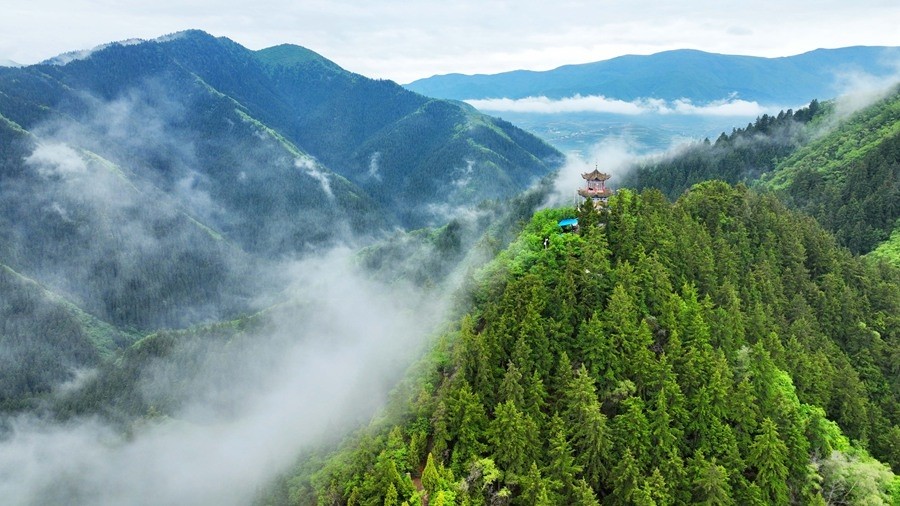 甘肃榆中雨后兴隆山云烟袅袅山含黛