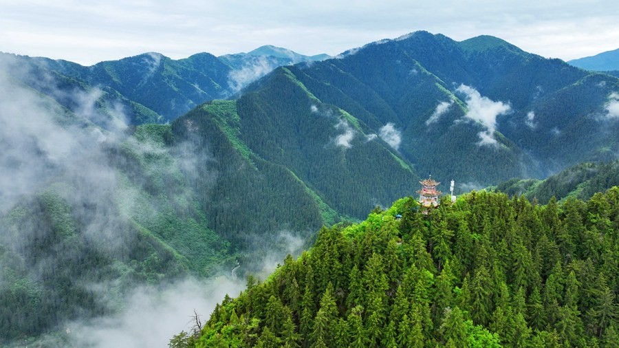 甘肃榆中雨后兴隆山云烟袅袅山含黛