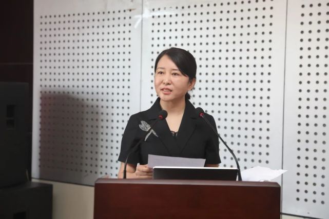 上,吴起县卫健局副局长齐治壶,吴起县妇幼保健院院长尹小燕做大会致辞