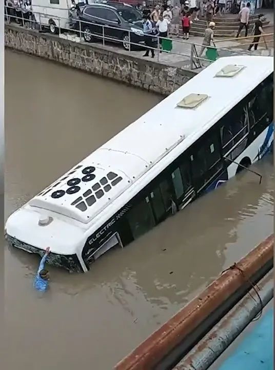公交车坠河图片