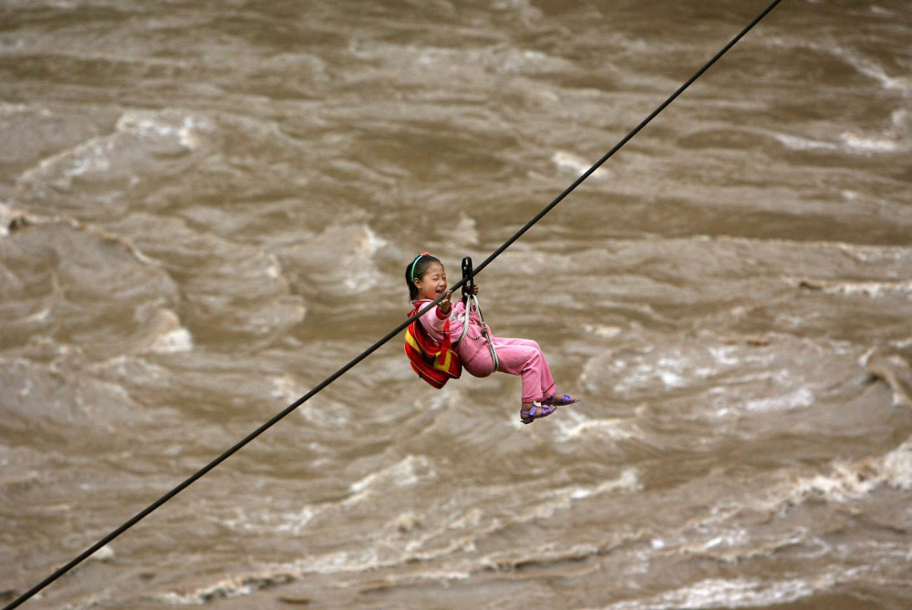 州福贡县马吉乡恰马嘎村,马吉中心小学三年级学生余丽娜飞索过江上学