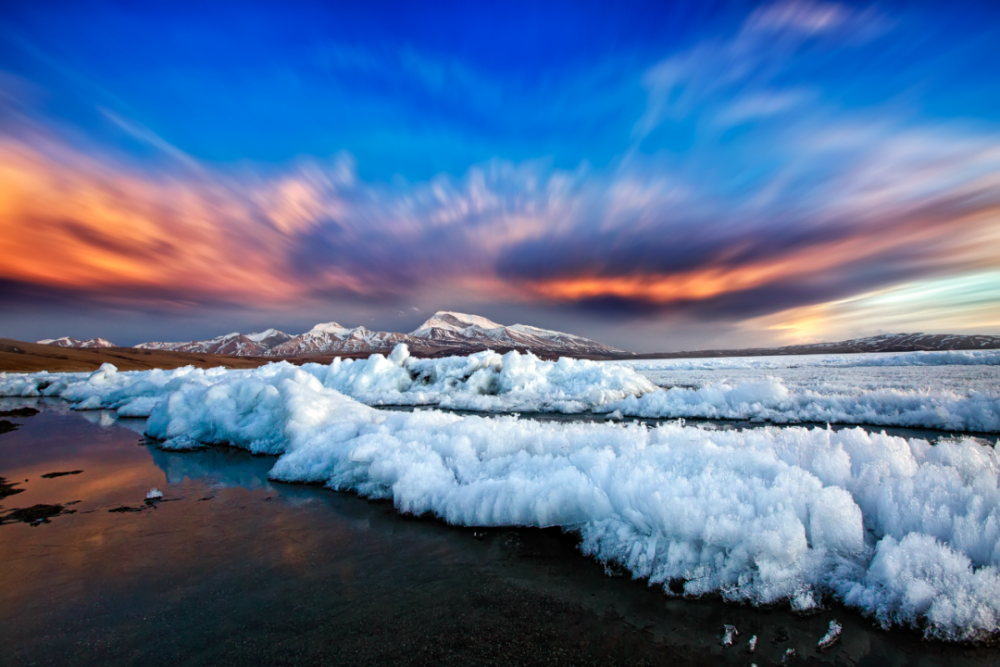 玛旁雍错 康凯/摄"圣湖"玛旁雍措和"鬼湖"拉昂措毗邻而居冈仁波齐与