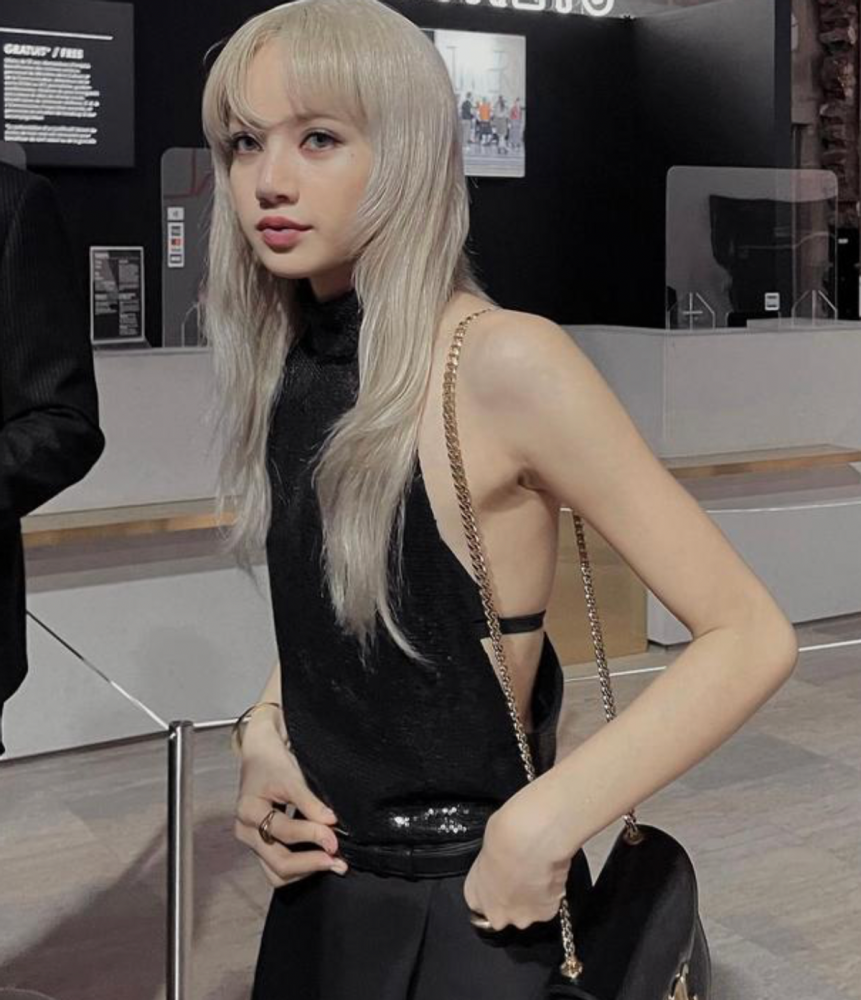 女星lisa大秀钢管舞穿深v露背衣身材火辣一双长腿又细又直