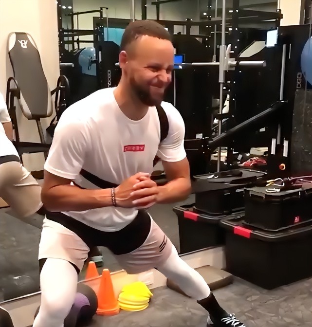 库里苦练肌肉!鲁尼携性感女友度假相当快活,晒照被单身克莱点赞