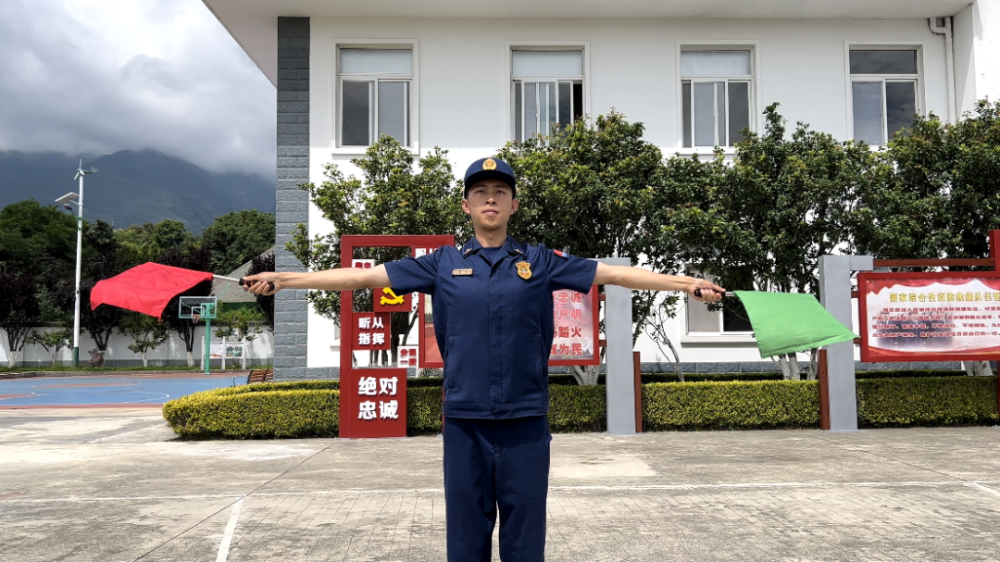 在"车场日"活动中,指挥员运用中队自主设计的旗语,全面规范驾驶员对全