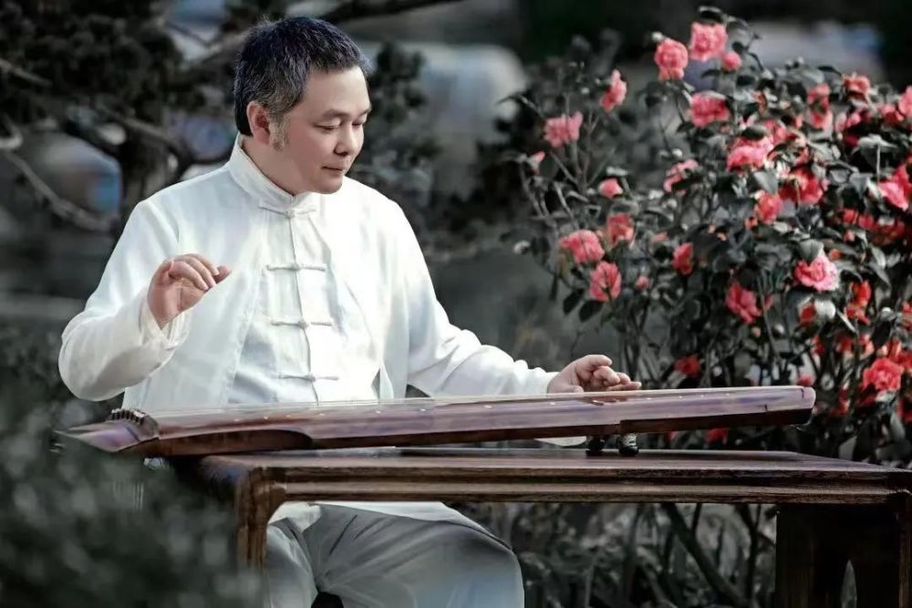 20岁开始接触古琴,启蒙于广陵派古琴大师梅曰强先生,先后师从天津青年