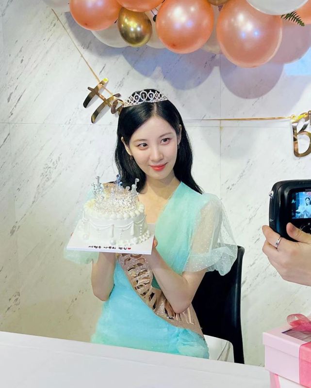 少女时代忙内徐贤,晒31岁生日派对美照,优雅公主气质,纯真美貌