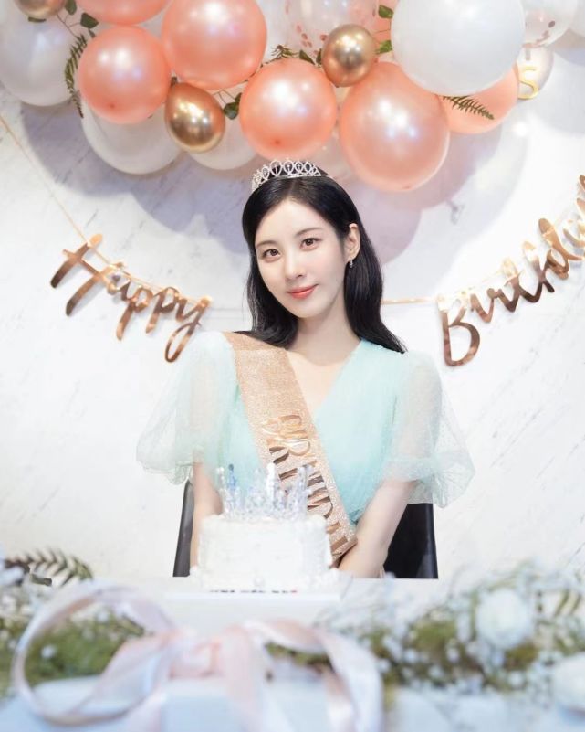 少女时代忙内徐贤,晒31岁生日派对美照,优雅公主气质,纯真美貌