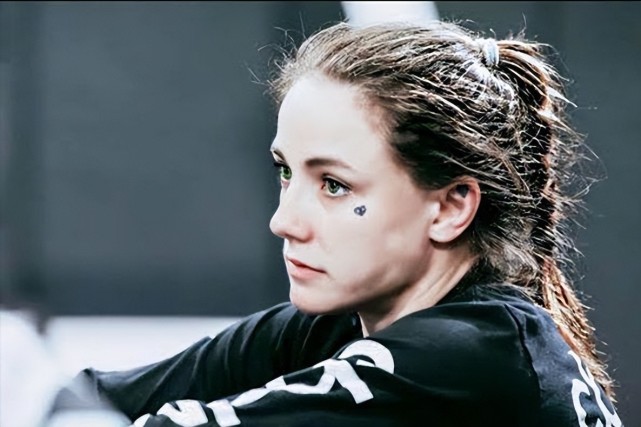 她可是被成为ufc女子第一颜值.