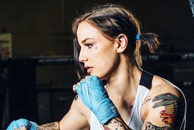 买噶!ufc276的美女选手也太多了吧?奶特和小丑女都出战了?