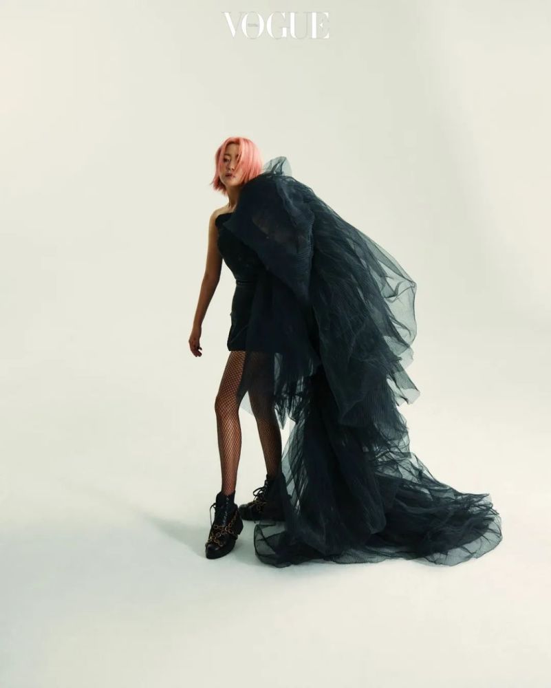 韩国女星金喜善《allure》杂志封面大片,女王气场强大_腾讯新闻