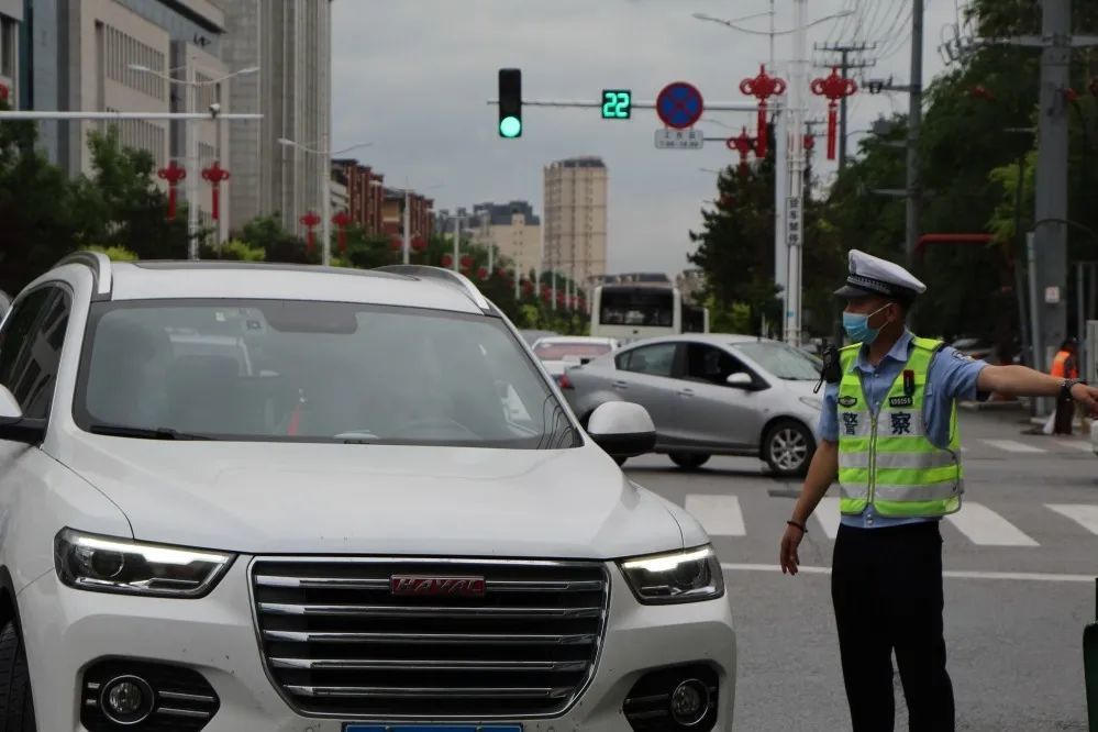 护航中考中考雨你相约抚顺交警护考进行中