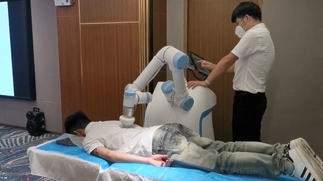 广州首创智能机器人会推拿按摩协助治疗脊柱疾病