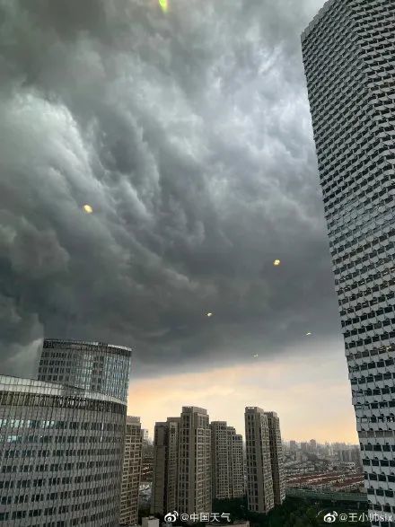 實拍上海暴雨:大雨傾盆白晝如夜 伏地魔特效!